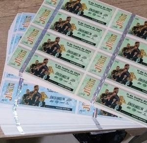 INGRESSOS PERSONALIZADO PAPEL PLASTICO APARTI DE 100 UND  4x0 VENIL ADESIVO RECORTE RETO COM DESTAQUE EM RECORTE 