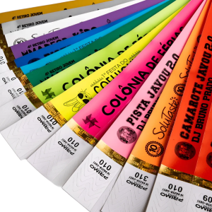 PULSEIRAS PERSONALIZADAS PARA EVENTOS PAPEL PLASTICO APARTI DE 100 UND  4x0 VENIL ADSIVO RECORTE RETO COM DESTAQUE EM ADESIVO 
